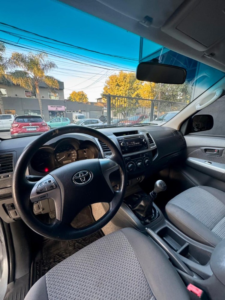 Toyota Hilux SR — foto 11